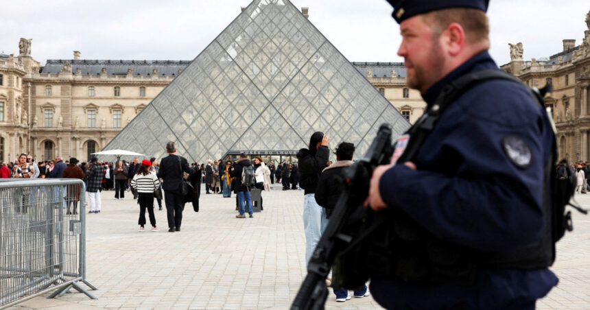 procurorul din paris jaful de la luvru a fost comis de infractori marunti nu de profesionisti niciun indiciu despre bijuterii 69087164b4b65