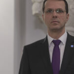 reactii in scandalul diplomei lui ionut mosteanu liderul aur george simion ii cere demisia ce spune guvernul 69285f5879458