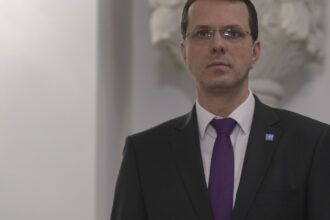 reactii in scandalul diplomei lui ionut mosteanu liderul aur george simion ii cere demisia ce spune guvernul 69285f5879458