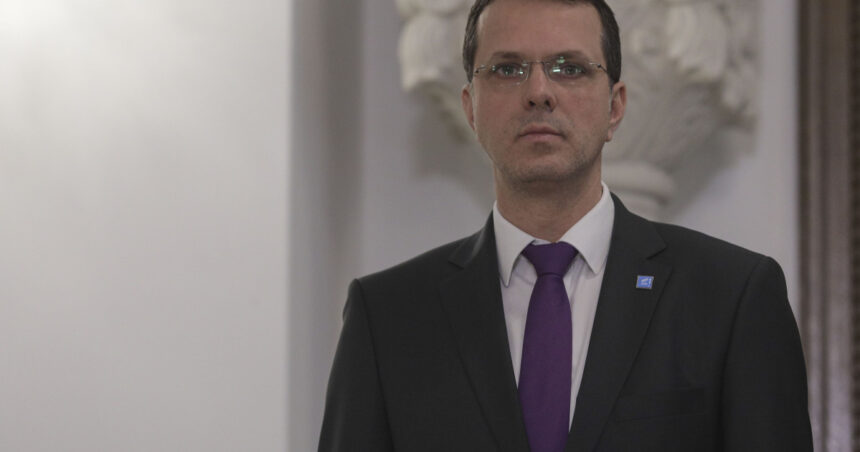 reactii in scandalul diplomei lui ionut mosteanu liderul aur george simion ii cere demisia ce spune guvernul 69285f5879458