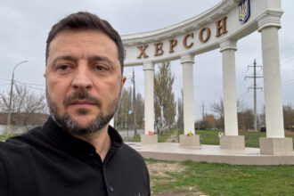 rusia a bombardat furibund orasul de pe linia frontului pe care l a vizitat zelenski cu doar cateva ore inainte 691459849aab7