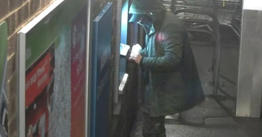 sase romani au furat 800 000 de euro din bancomate din uk detaliul surprinzator pe care l au descoperit politistii la perchezitii 69284a483c853