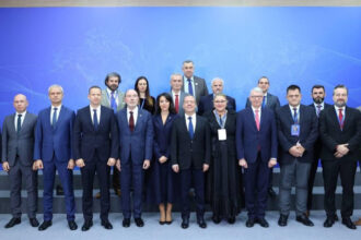 sosoaca s a fotografiat la soci alaturi de medvedev fostul lider rus care a amenintat romania i a laudat discursul brilliant 691994fae9d7d