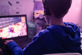 sudiu 69 dintre copiii romani cu varste intre 10 si 14 ani se joaca zilnic online 30 au baut cel putin o data iar 13 au fumat 692b3380bfbe4