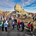 sute de curiosi se aduna maine 28 noiembrie pentru a simti energia sfinxului din bucegi legendele care invaluie stanca cu chip de om 692884f57d530