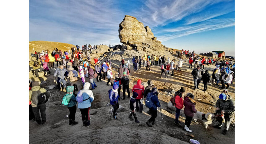 sute de curiosi se aduna maine 28 noiembrie pentru a simti energia sfinxului din bucegi legendele care invaluie stanca cu chip de om 692884f57d530