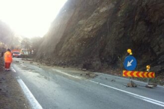 trafic alternativ pe dn7 valea oltului in zona boita dupa caderi de pietre 692b46ec05097