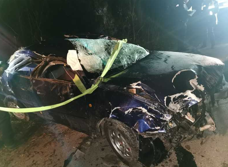 tragedia diminetii un tanar de 20 de ani a murit dupa ce s a rasturnat cu masina in albia unei vai 69196d759bf68