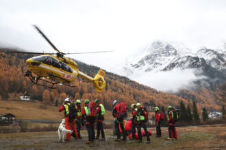 tragedie in alpii italieni cinci alpinisti germani printre care o adolescenta ucisi de o avalansa 690785d861d43