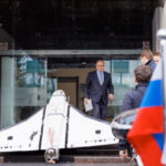 trimisul lui putin la chisinau a fost intampinat de drona rusa care a cazut peste o casa aparatul de zbor a fost pus pe scarile mae 6927032e12e1a