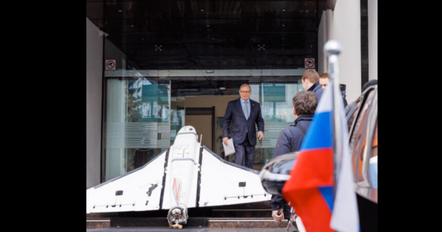 trimisul lui putin la chisinau a fost intampinat de drona rusa care a cazut peste o casa aparatul de zbor a fost pus pe scarile mae 6927032e12e1a