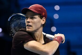 turneul campionilor sinner l a invins pe zverev pentru a treia oara in 17 zile si s a calificat in semifinale la torino 691589ed45e1b