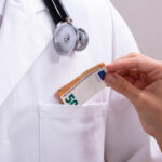 un barbat din bacau a recunoscut ca a mituit un medic sa ii faca analize complete la upu desi nu avea o urgenta de sanatate 691ca4f0b1733