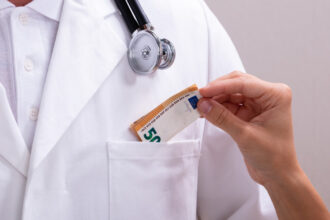 un barbat din bacau a recunoscut ca a mituit un medic sa ii faca analize complete la upu desi nu avea o urgenta de sanatate 691ca4f0b1733