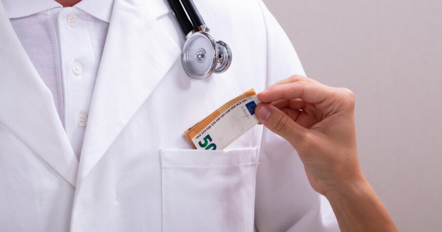 un barbat din bacau a recunoscut ca a mituit un medic sa ii faca analize complete la upu desi nu avea o urgenta de sanatate 691ca4f0b1733