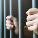 un barbat eliberat din inchisoare unde ispasise o pedeapsa de 3 ani a fost arestat din nou chiar la poarta penitenciarului deva 690a1e5c580c4