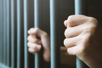 un barbat eliberat din inchisoare unde ispasise o pedeapsa de 3 ani a fost arestat din nou chiar la poarta penitenciarului deva 690a1e5c580c4