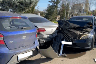 un barbat se zbate intre viata si moarte accident cu 3 masini la intrare in mamaia in zona malibu 69242704c0230