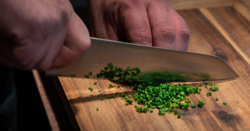 un bucatar srilankez beat a incercat sa omoare patru conationali cu un cutit intr un hotel din braila 691d9b0849705