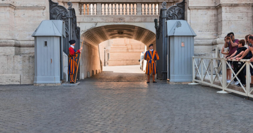 un membru al garzii elvetiene a vaticanului anchetat pentru un presupus incident antisemit 69121578502df