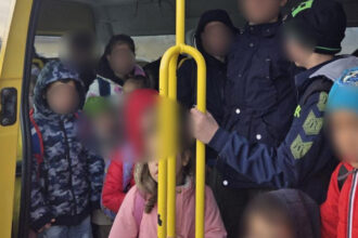 un microbuz scolar care transporta 31 de copii dublu fata de capacitatea maxima admisa a fost depistat in trafic in judetul covasna 691c9367469c9