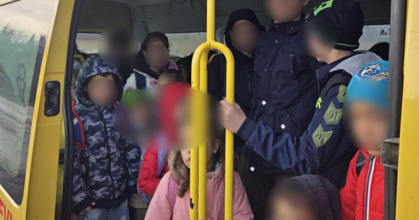 un microbuz scolar care transporta 31 de copii dublu fata de capacitatea maxima admisa a fost depistat in trafic in judetul covasna 691c9367469c9