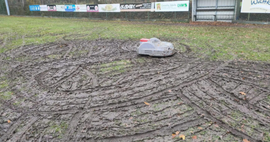 un robot de tuns gazonul a distrus terenul unui club din germania 6925fdec627b5