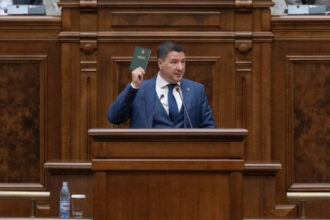 un senator ales pe listele sos este acuzat ca a furat un rucsac in care erau 1 500 de lei si o tableta 69176d009e849