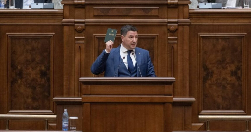 un senator ales pe listele sos este acuzat ca a furat un rucsac in care erau 1 500 de lei si o tableta 69176d009e849