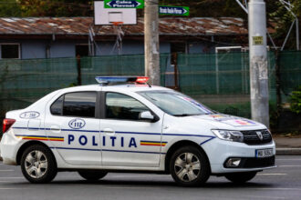 un sofer care a intepenit un tir pe calea ferata a fost detectat de politie cu o alcoolemie de 250g l 6921e3e8399ee