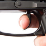 un tanar din botosani s a laudat cu un pistol pe retelele sociale ce au gasit politistii la perchezitie 6908982038b4e