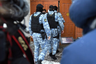 un tribunal din moscova l a declarat pe un rus acuzat de activitati lgbt vinovat la un an dupa ce s a sinucis in arestul politiei 691bffc84d016