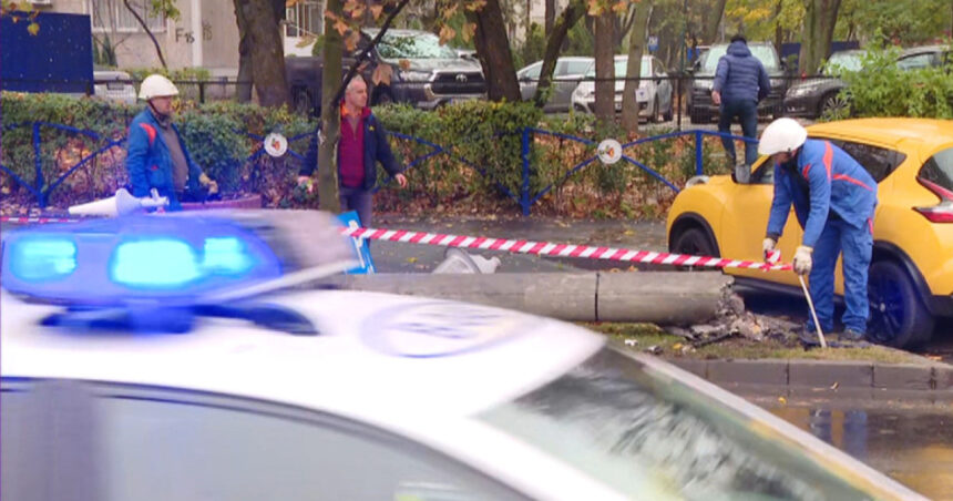 video accident grav in bucuresti un stalp de electricitate s a prabusit pe bulevard dupa ce o masina l a lovit in plin o persoana ranita 690efe705fdf6