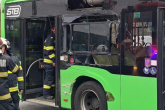 video accident intre un autobuz si un tramvai in bucuresti opt persoane sunt ranite circulatia liniei 41 este blocata 6909cd8103d79