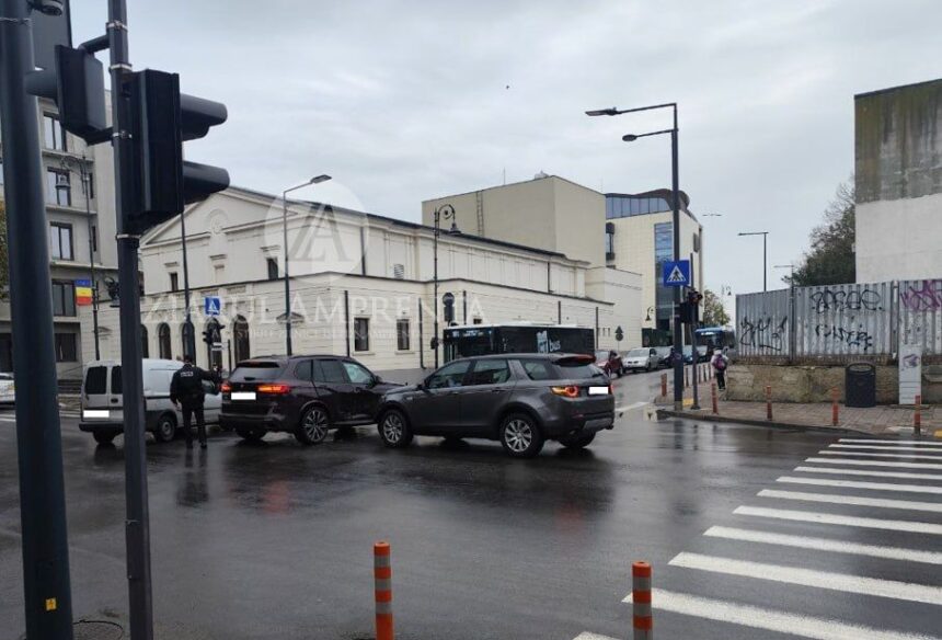 video accident rutier in constanta doua autoturisme s au ciocnit langa teatrul de stat 690b251a9e05e