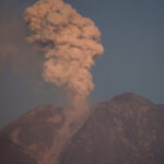 video alerta dupa eruptia vulcanului semeru pe insula java 1 000 de oameni evacuati particule de lava la 13 kilometri distanta de crater 691eec78b13dd