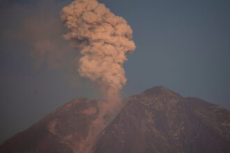 video alerta dupa eruptia vulcanului semeru pe insula java 1 000 de oameni evacuati particule de lava la 13 kilometri distanta de crater 691eec78b13dd