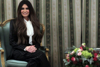 video ambasadoarea sua la atena starneste comentarii pe retelele de socializare din cauza tinutei provocatoare afisate la un eveniment 6928512868982