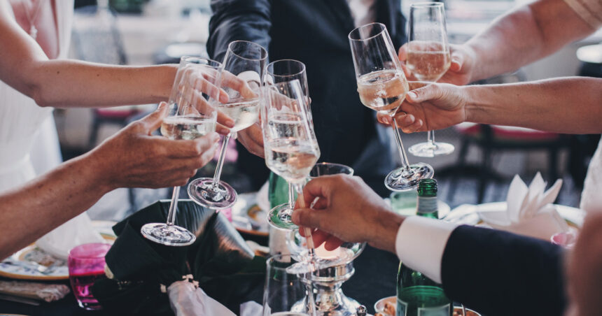 video anaf trece la controlul retelelor sociale sa caute masini de lux si poze de la saloane cu nunti sau petreceri nedeclarate 691373d80300a