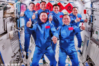 video astronautii de pe statia spatiala chineza au primt un cuptor iar acum gatesc aripioare de pui si fripturi 6909d0f6aa828