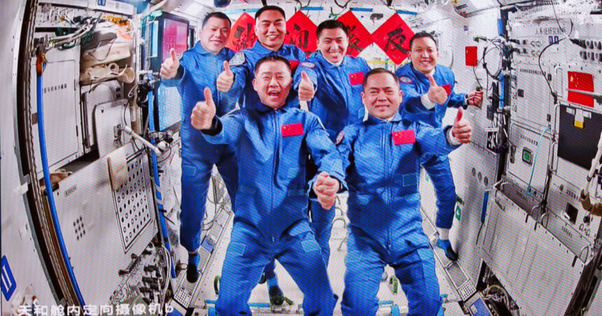 video astronautii de pe statia spatiala chineza au primt un cuptor iar acum gatesc aripioare de pui si fripturi 6909d0f6aa828