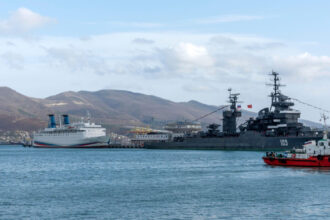 video atac ucrainean cu drone in portul rusesc de la marea neagra novorossiisk terminal petrolier si o nava de razboi rusa avariate 6925c3407b9ae