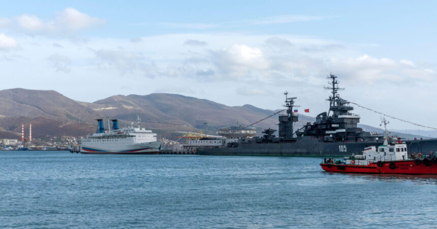 video atac ucrainean cu drone in portul rusesc de la marea neagra novorossiisk terminal petrolier si o nava de razboi rusa avariate 6925c3407b9ae