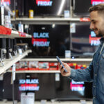 Black Friday: Românii își strâng cureaua! Ce sume sunt pregătite pentru reduceri în acest an. Comercianți: „Se simte o efervescență pe piață” 2 video black friday cu buzunarele goale ce buget aloca romanii in acest an pentru oferte vanzator exista o oarecare emotie in piata 690596341c6c0