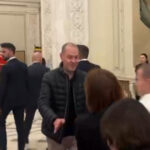 video cancelaria premierului a facut o comisie pentru cercetarea disciplinara a ofiterului de presa care a impins jurnalisti in parlament 6928a5b60d834