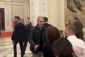 video cancelaria premierului a facut o comisie pentru cercetarea disciplinara a ofiterului de presa care a impins jurnalisti in parlament 6928a5b60d834