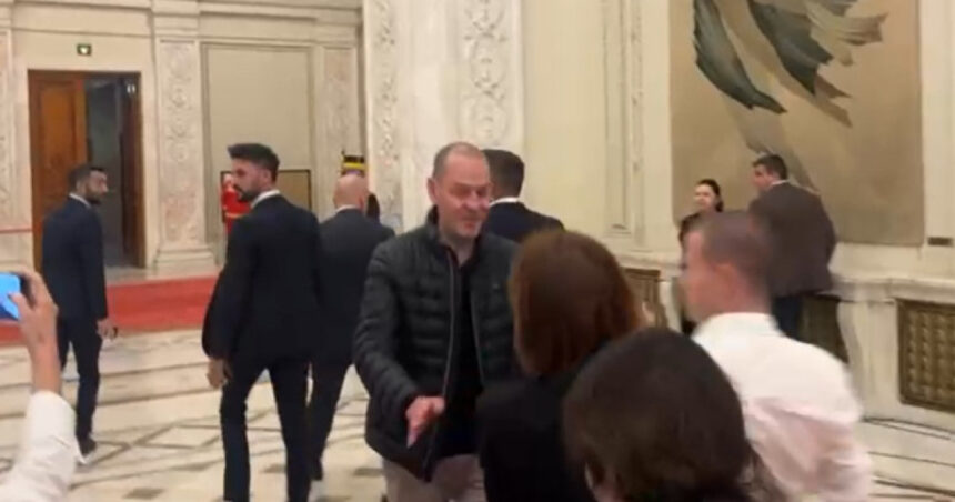 video cancelaria premierului a facut o comisie pentru cercetarea disciplinara a ofiterului de presa care a impins jurnalisti in parlament 6928a5b60d834