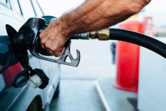 video carburanti tot mai scumpi litrul de motorina a trecut de 8 lei romanii platesc mai mult la pompa chiar si decat suedezii 691ede789030b