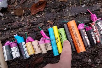 video constanta 300 de kilograme de petarde gasite in masina unor tineri marfa si autoturismul au fost confiscate 691d8f807912d