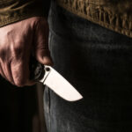 video cosmar intr un cartier din galati localnicii terorizati de un vecin care ii ameninta si ii loveste a fugarit copiii cu cutitul 691048e672be9